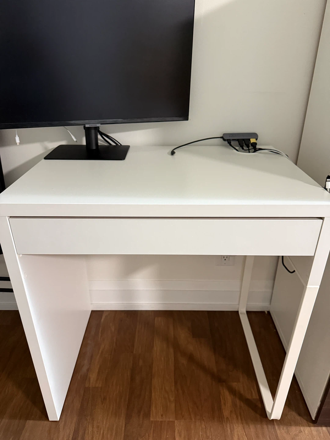MICKE Desk – White, 73×50 cm