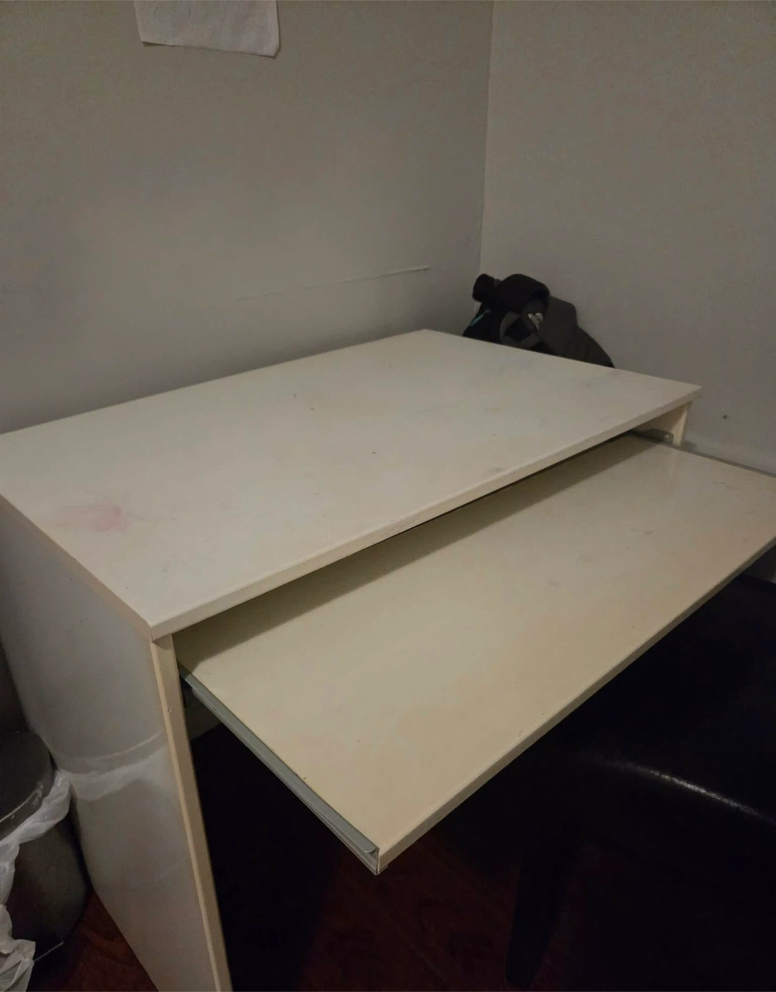 White Desk with Pull-out Keyboard Tray