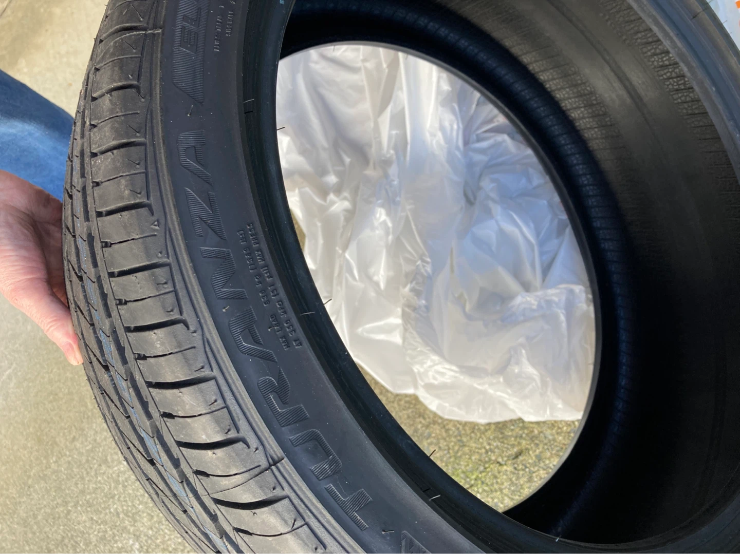 4 NEW 19” Bridgestone Tires All Seasons under 50 km $1400 - photo 5