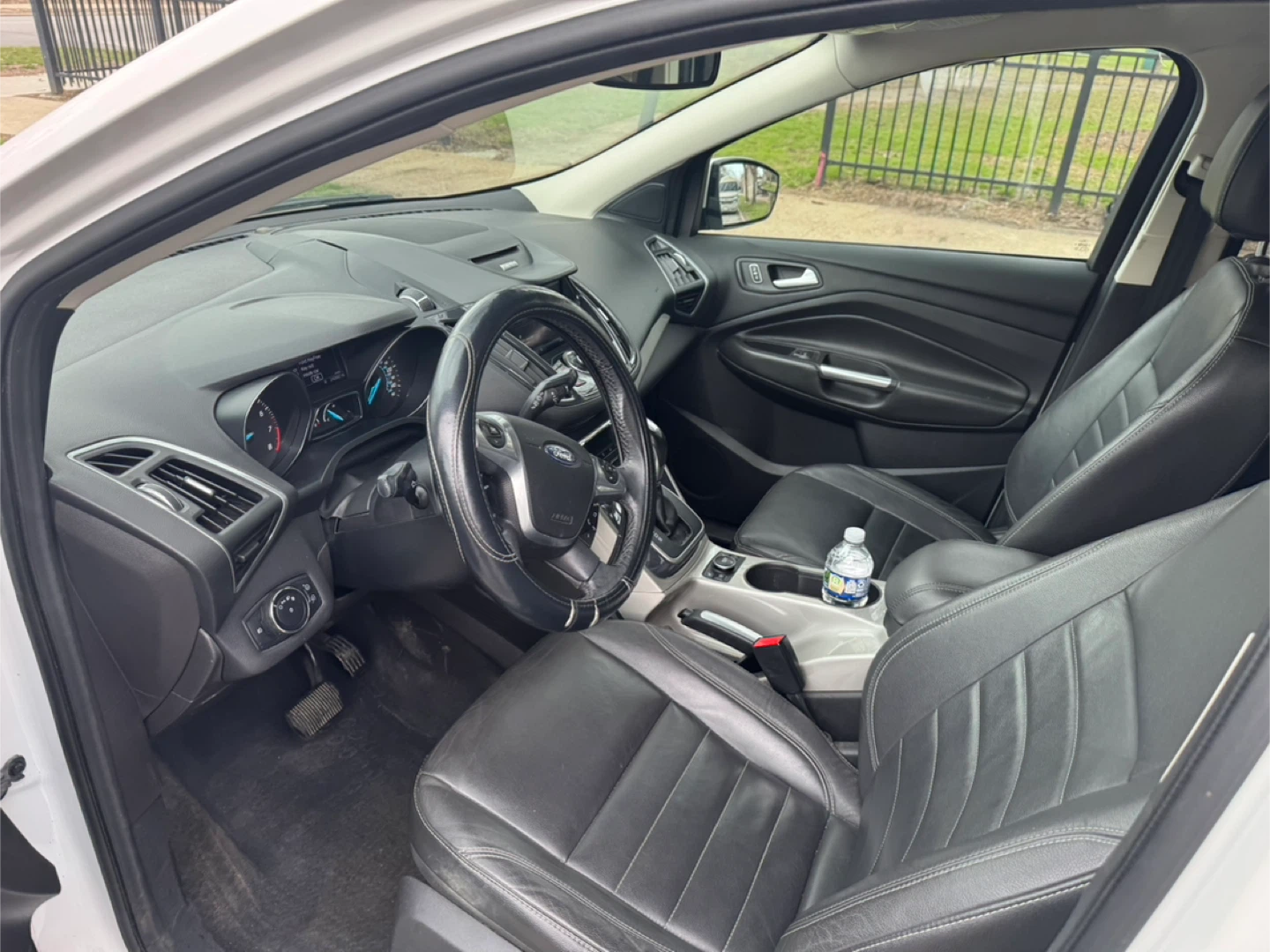 White Ford Escape SUV - photo 4