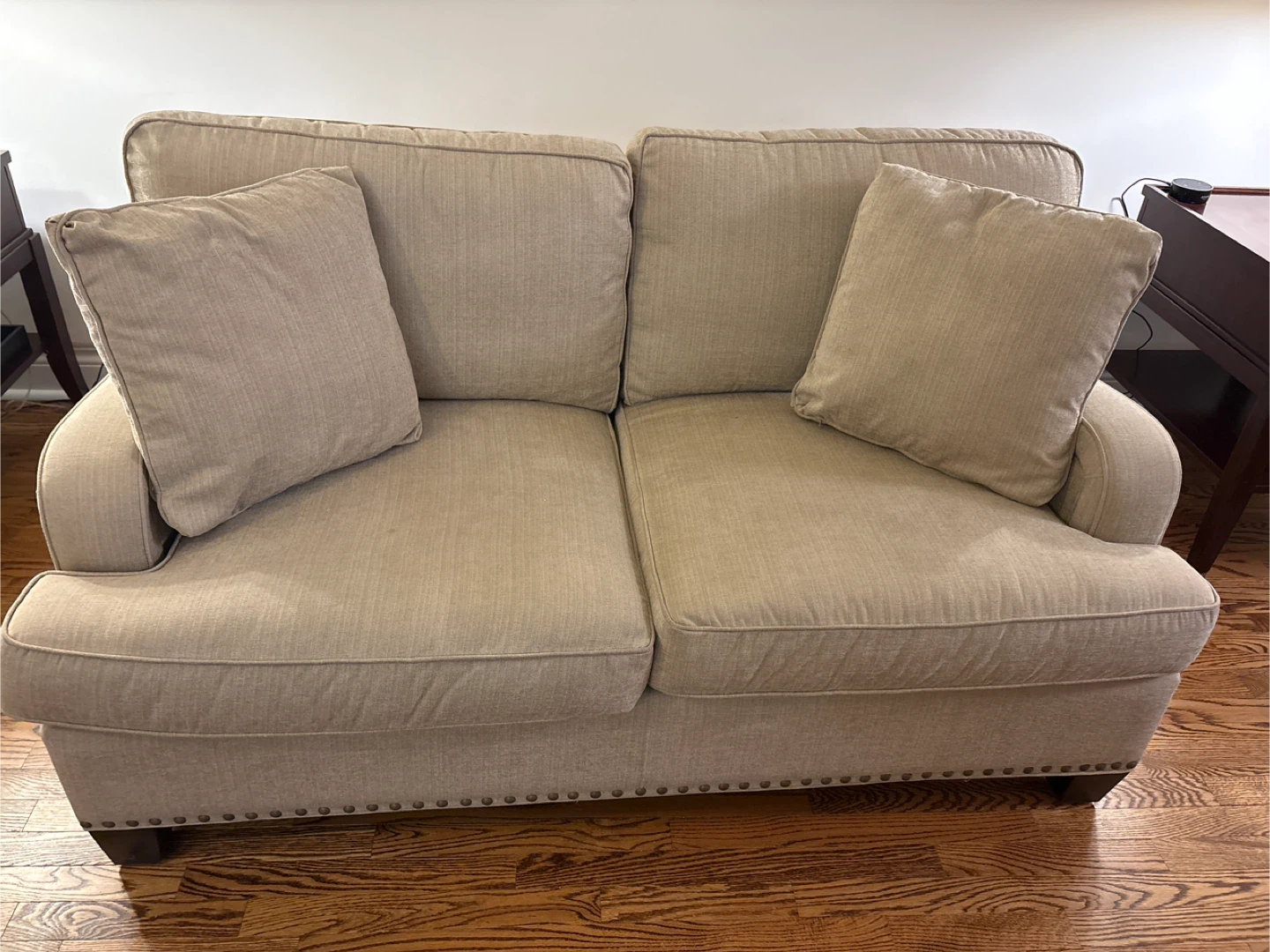 Two-seater sofa with accent pillows - photo 4