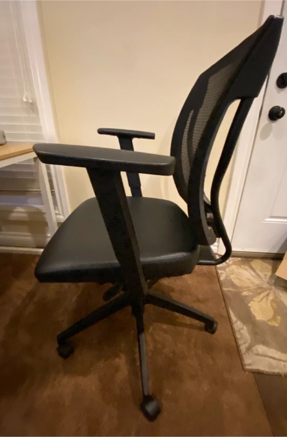 black leather and mesh office chair - photo 2