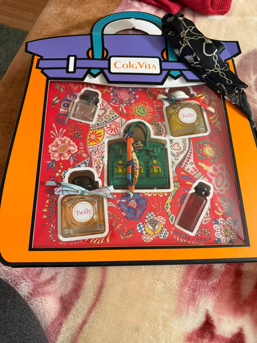 ColaVite Perfume Gift Set with Mini Bags and Scarves - photo 4