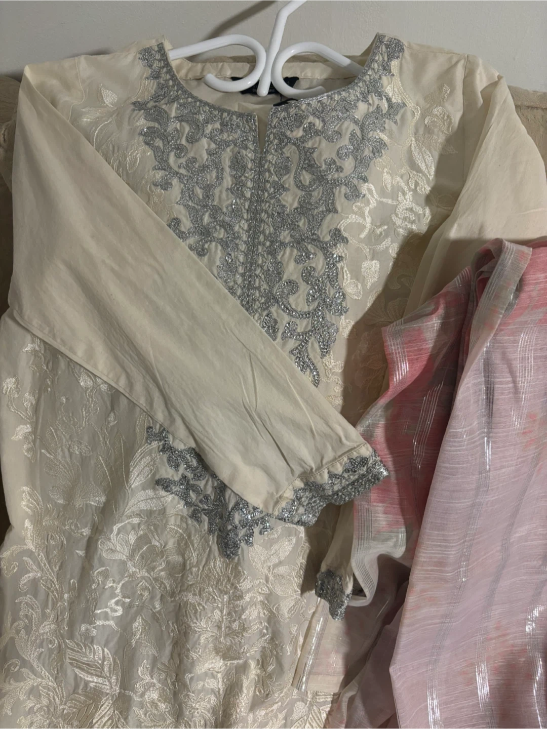 Women's Cream Embroidered Kurti and Pink Dupatta Set - photo 2