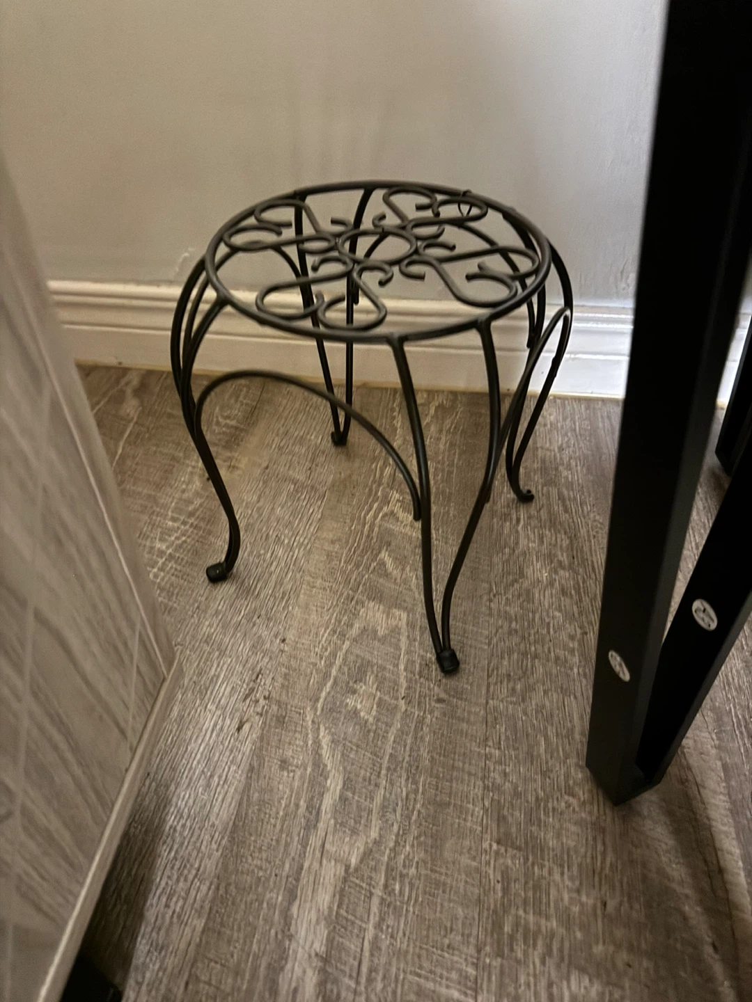 Black Metal Plant Stand with Decorative Scrollwork 🥕