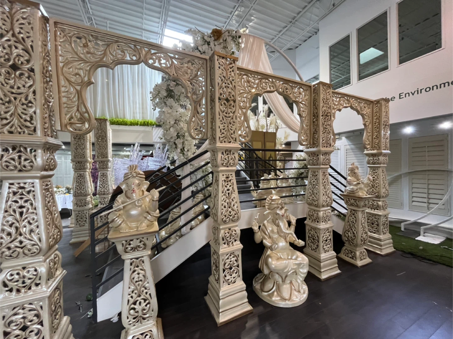 Decorative Mandap Pillars with Ganesha Statues - photo 3