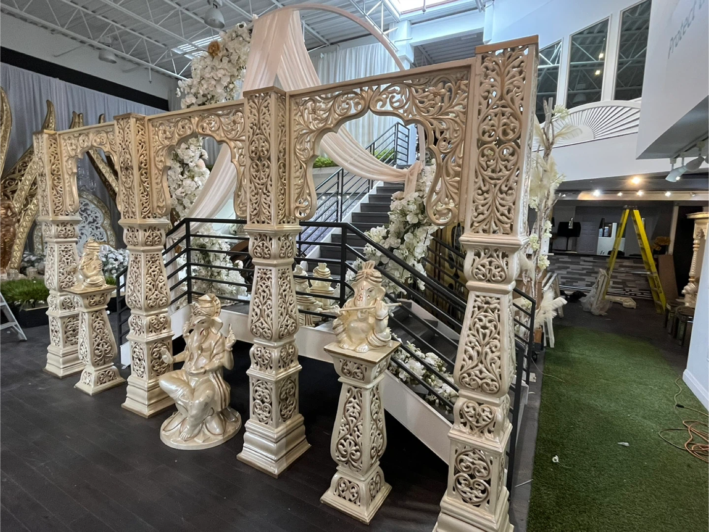 Decorative Mandap Pillars with Ganesha Statues - photo 4