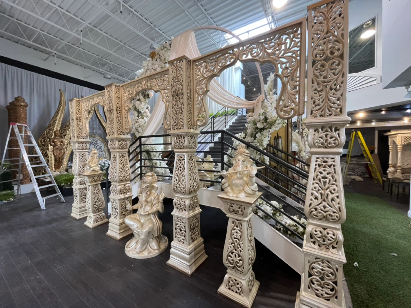 Decorative Mandap Pillars with Ganesha Statues - photo 2