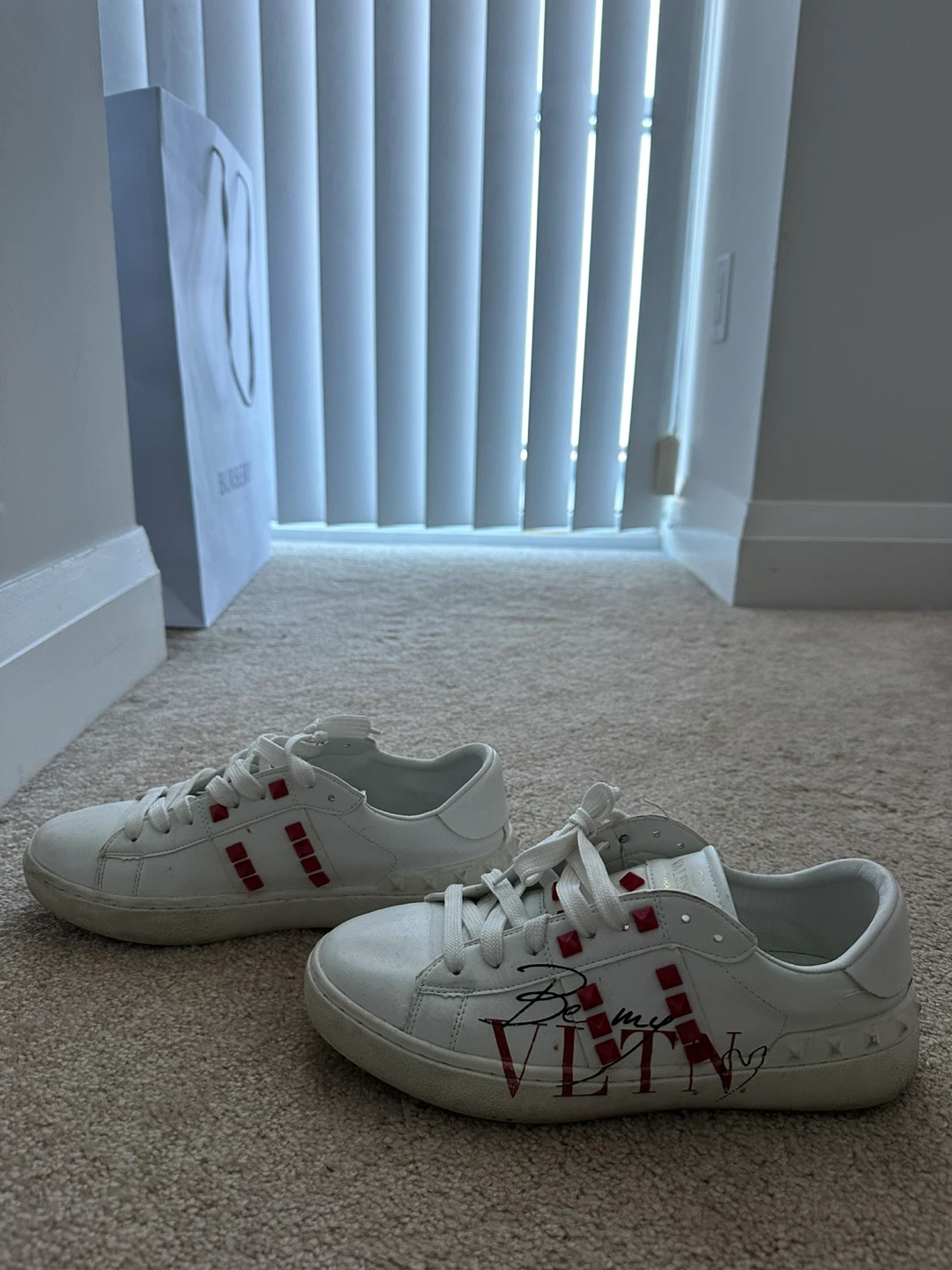 7.5 37.5 White Leather Rockstud Sneakers