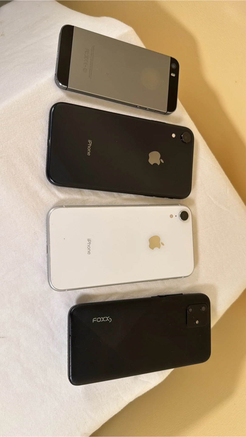 Bundle of 4 iPhones & 1 Foxx Phone Case - photo 2