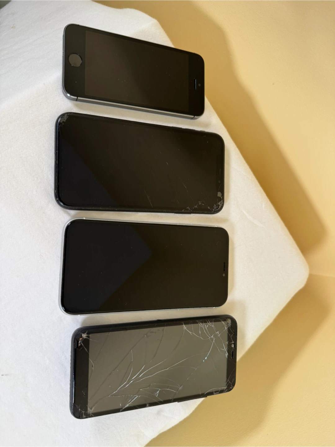 Bundle of 4 iPhones & 1 Foxx Phone Case - photo 4