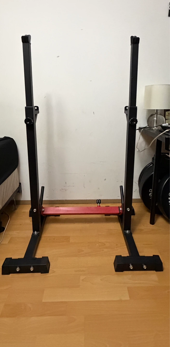 Adjustable squat rack