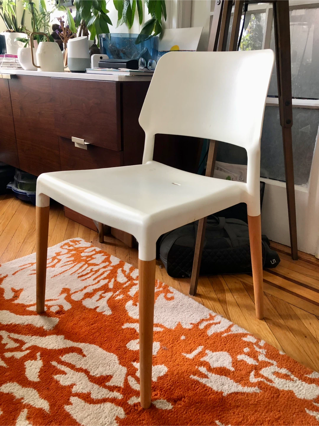 Set of 4 White Modern Chairs with Wooden Legs