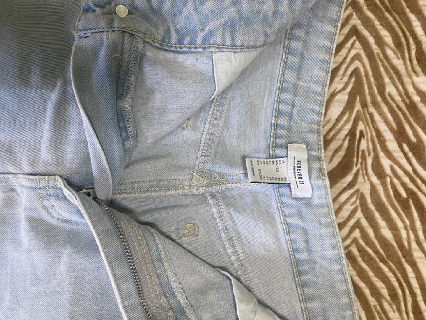 Forever 21 Light Wash Denim Shorts Size 2
