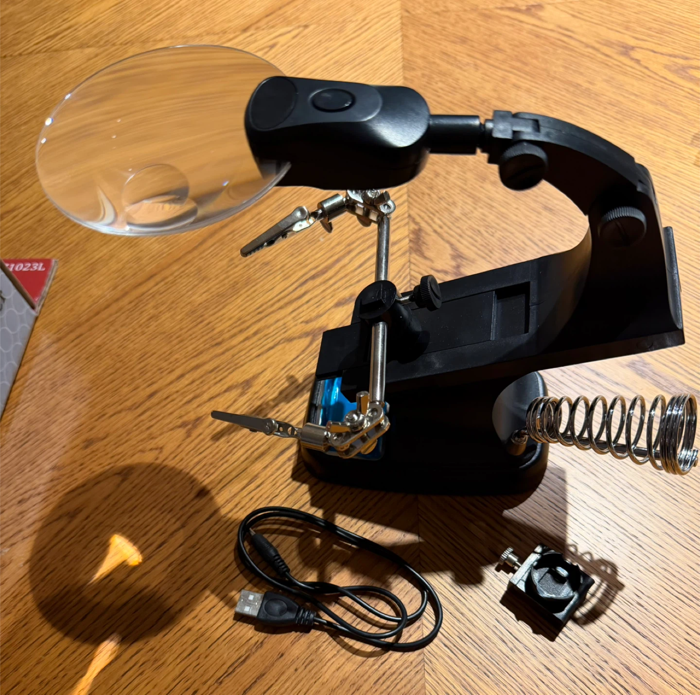 SE 3 1/2" Illuminated Magnifier with 2x & 5x Magnification - photo 2