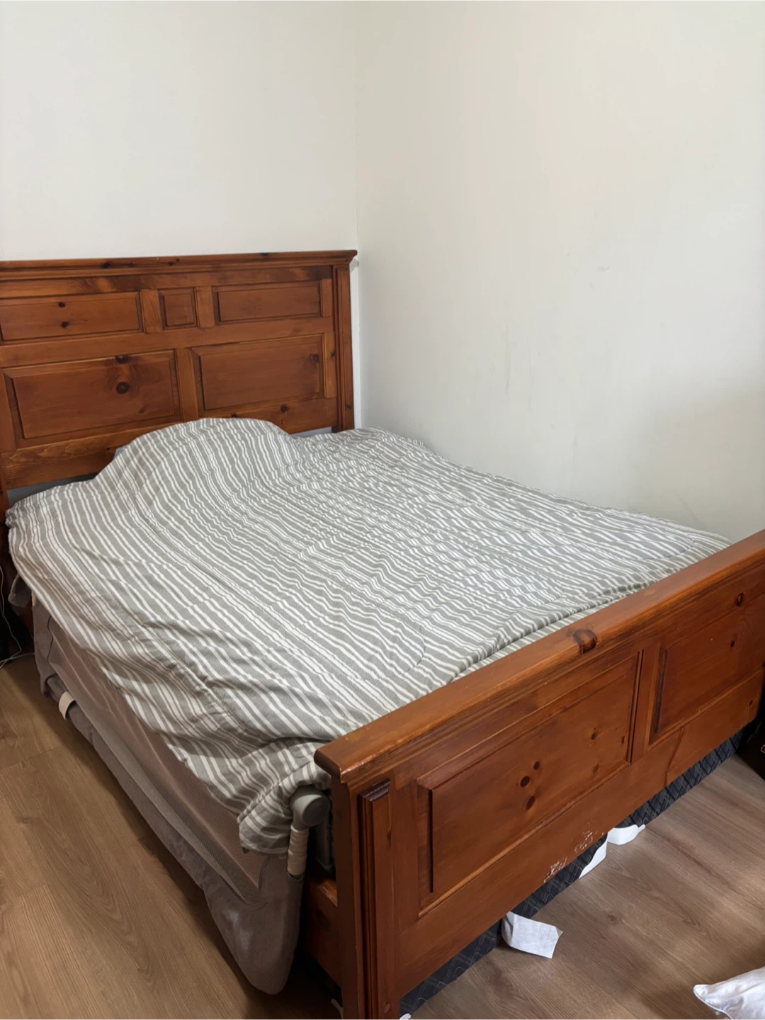 Solid queen sized Wood Bedroom Furniture Set - photo 4