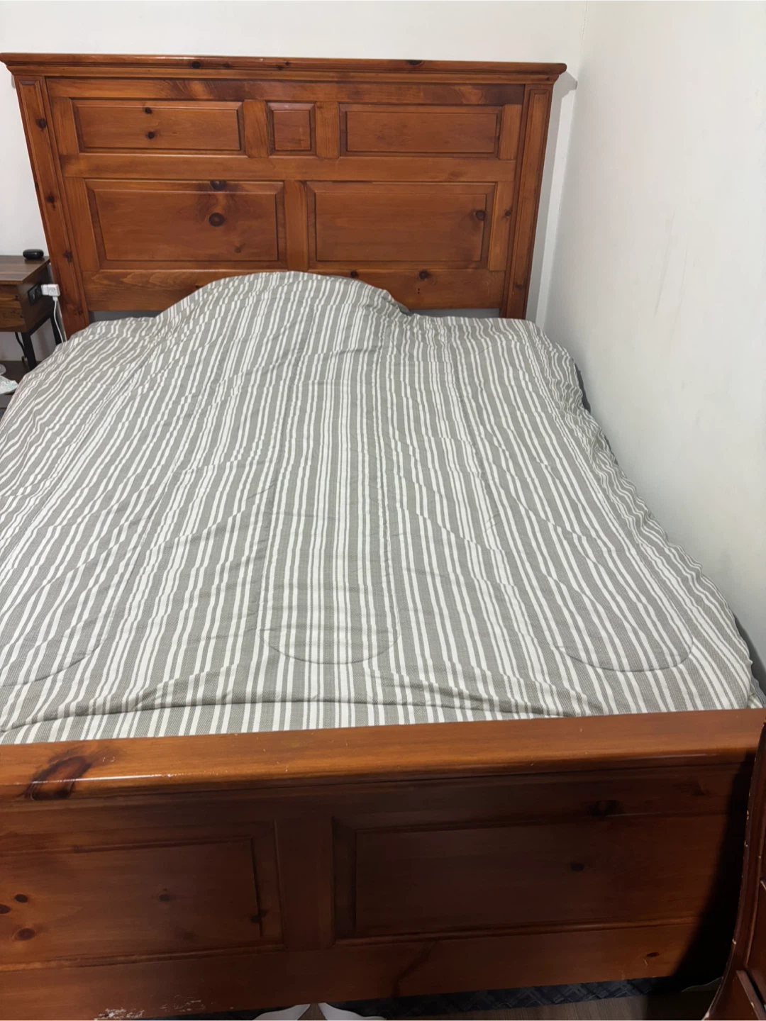 Solid queen sized Wood Bedroom Furniture Set - photo 3