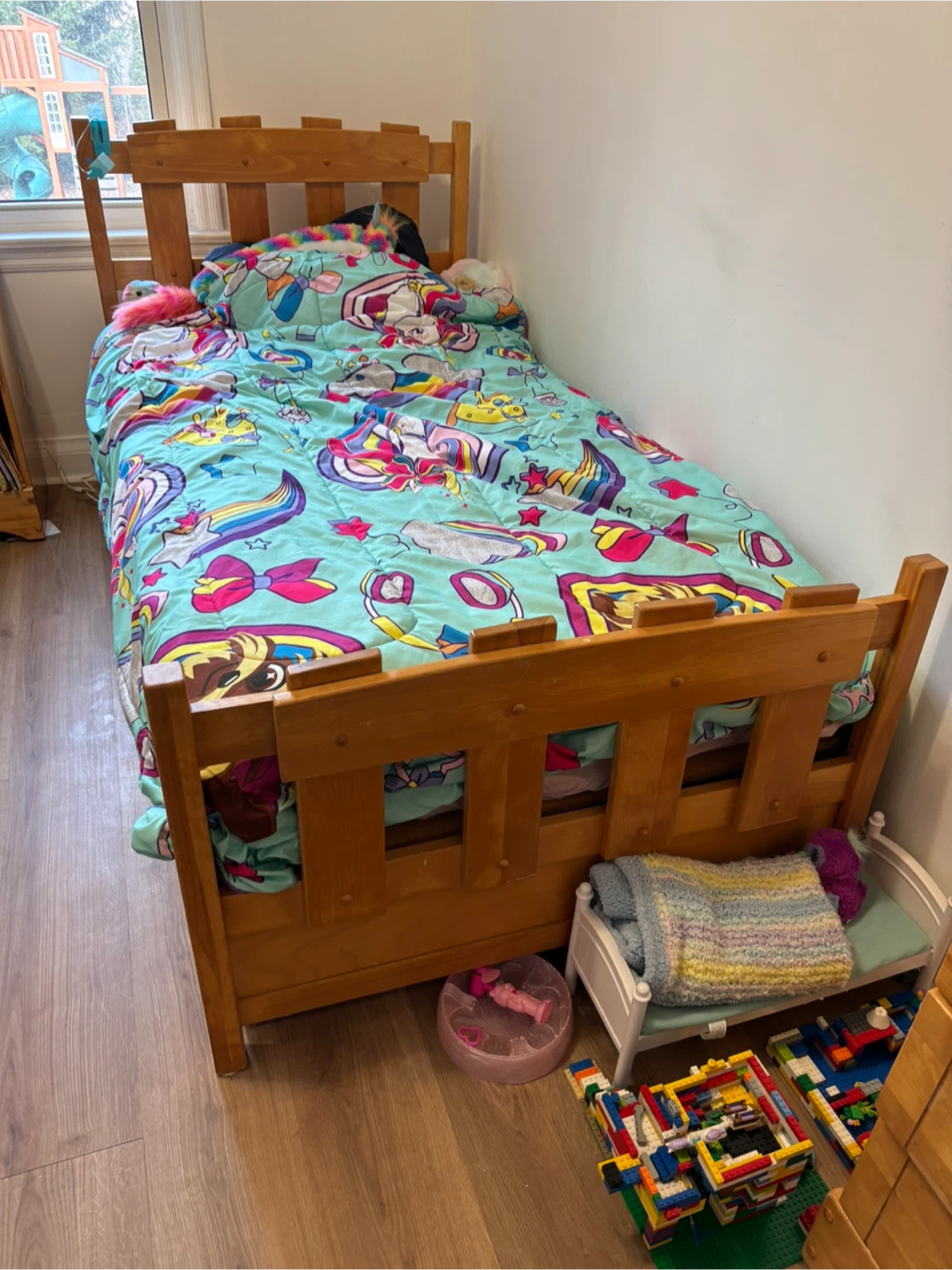 Solid wood twin size bedroom set for kids or teenagers