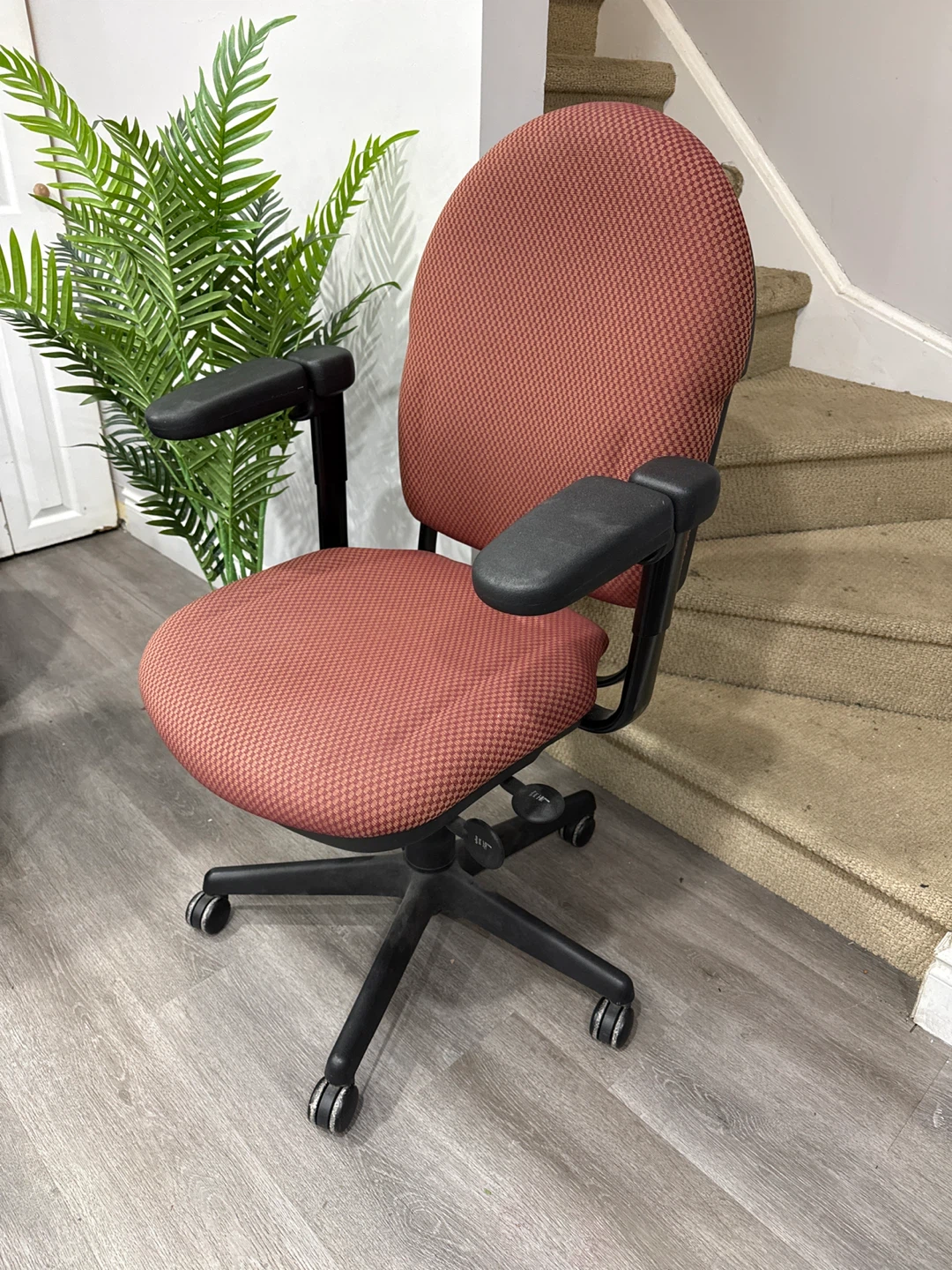 Ergonomic Red Office Chair - Great Condition - FREE Desk - photo 2