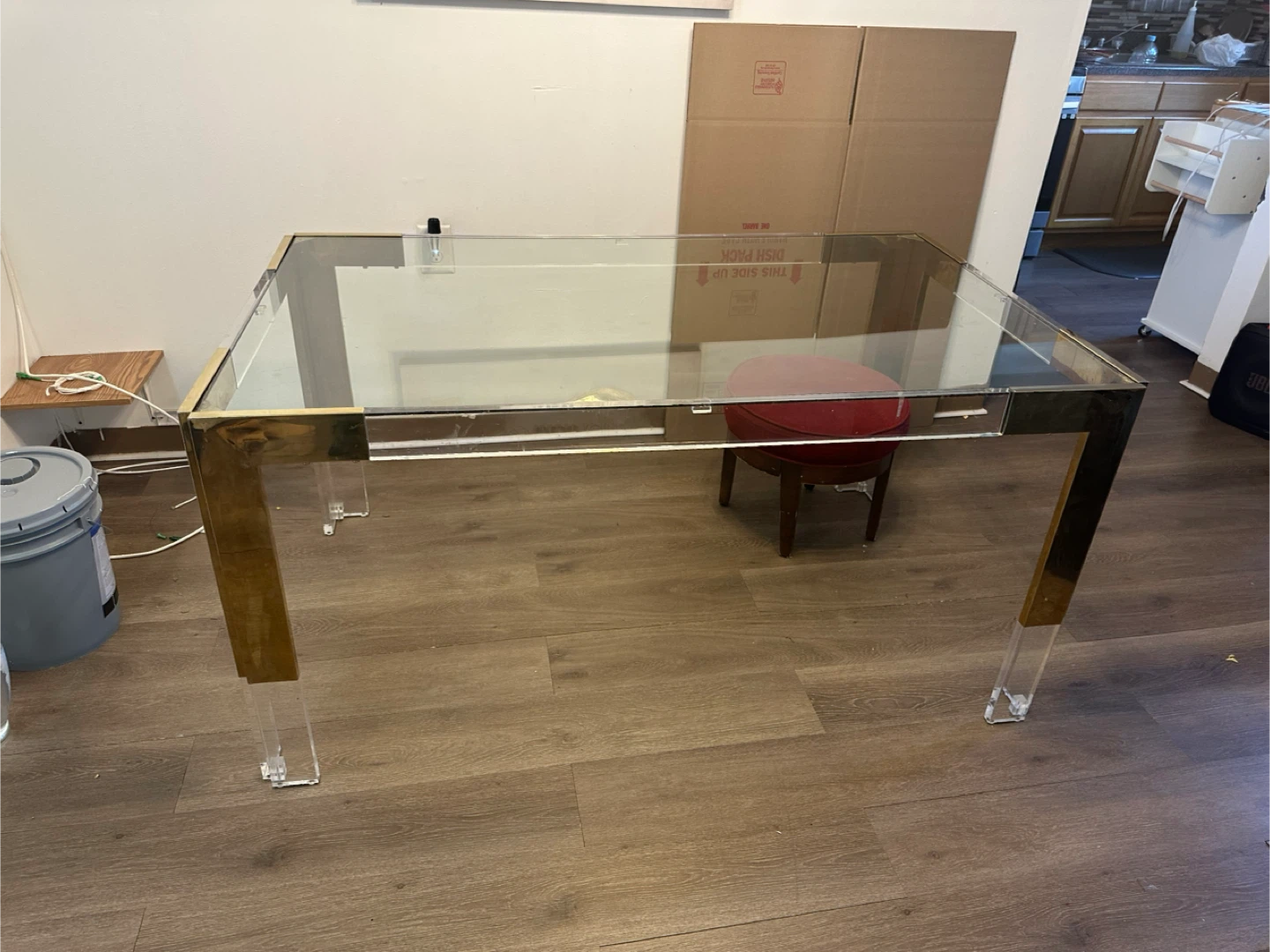 mesa de comedor sin sillas solo queda la grande