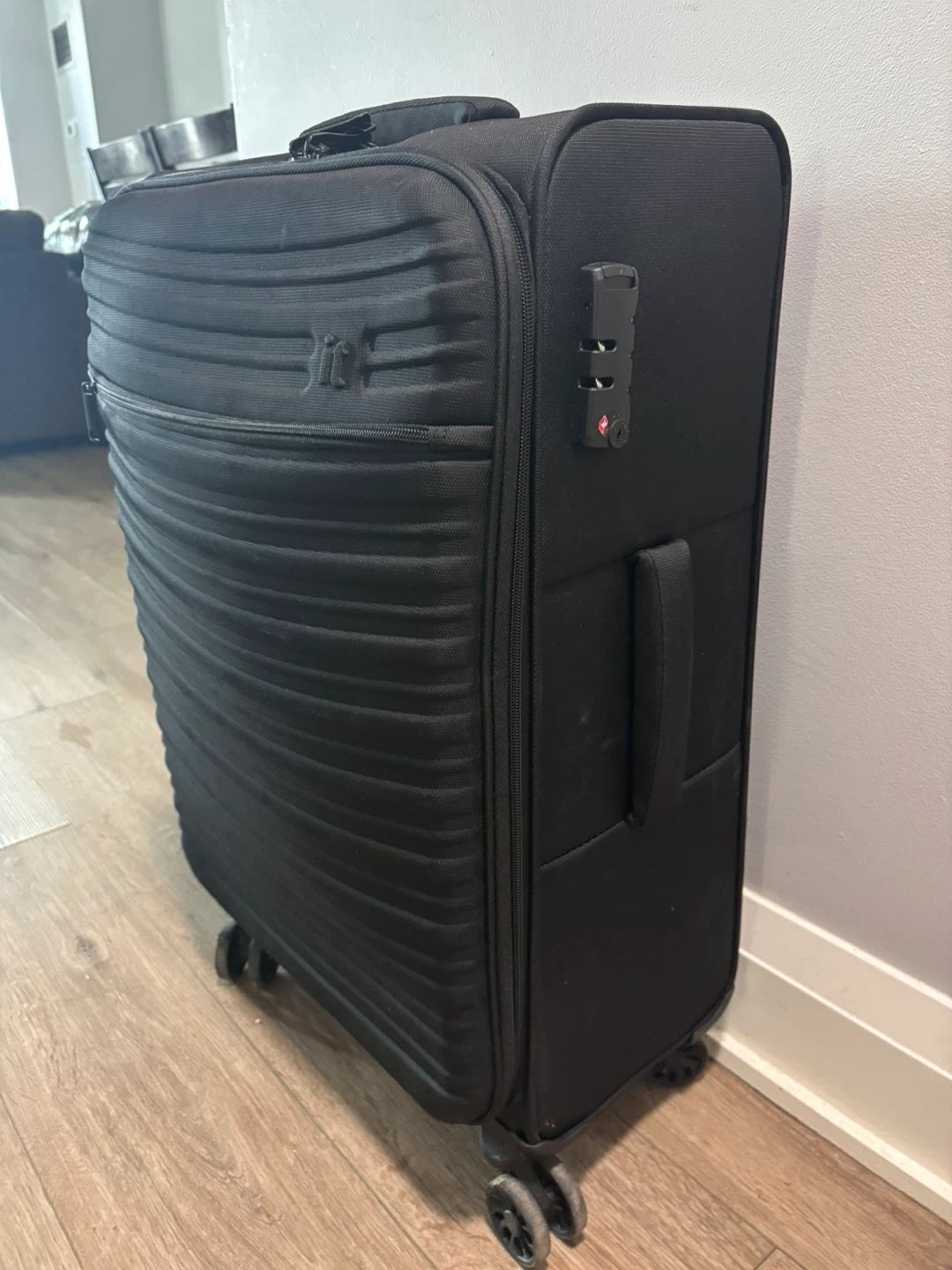 it Luggage 8-wheel flexible travel bag - photo 2