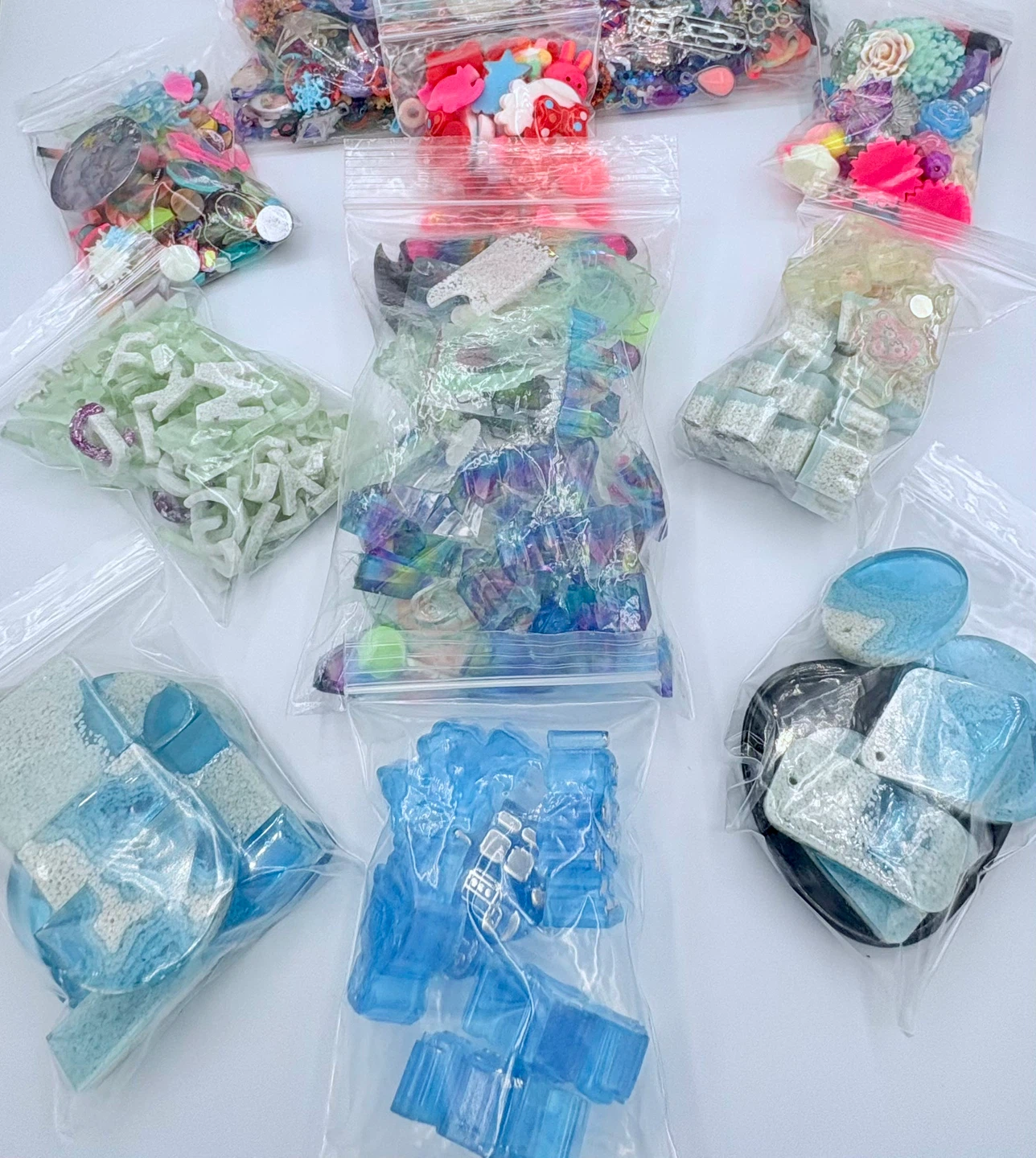 Resin Bundle – Flowers, Pendants, Glow in Dark - photo 4