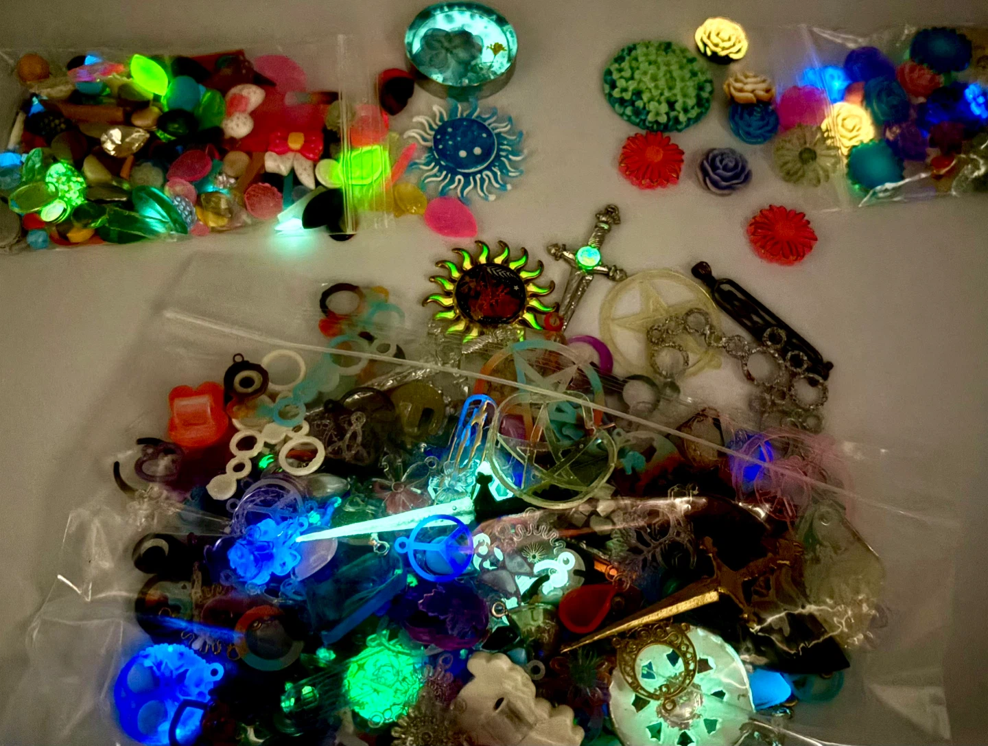 Resin Bundle – Flowers, Pendants, Glow in Dark - photo 2