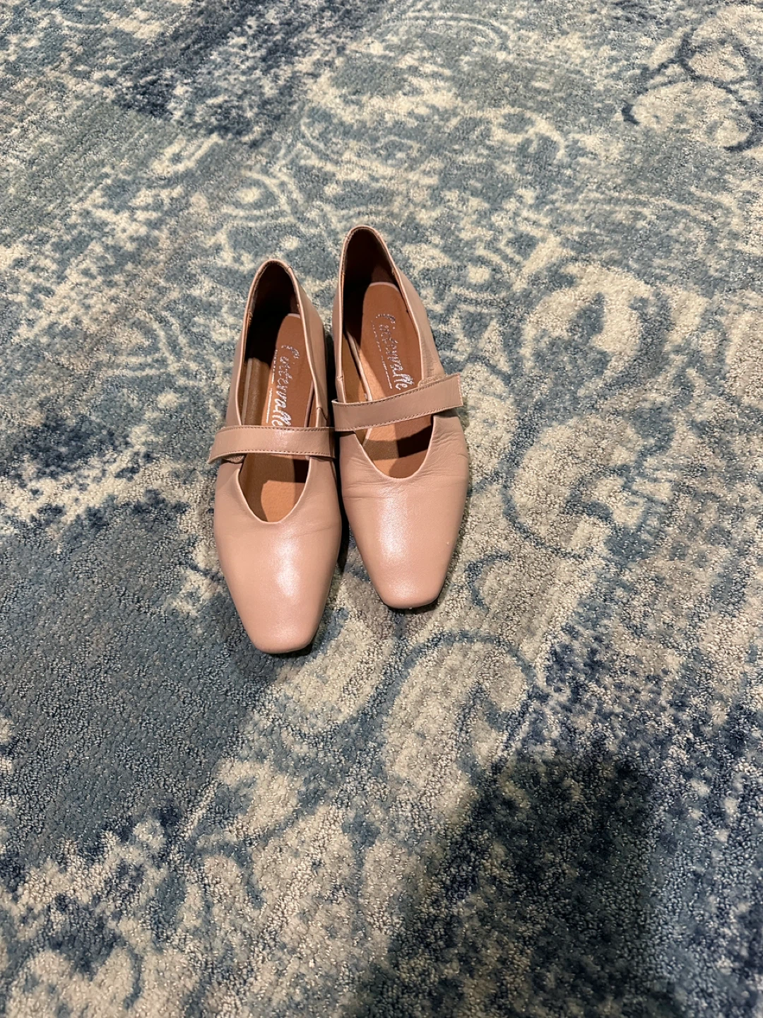 Nude flat shoes