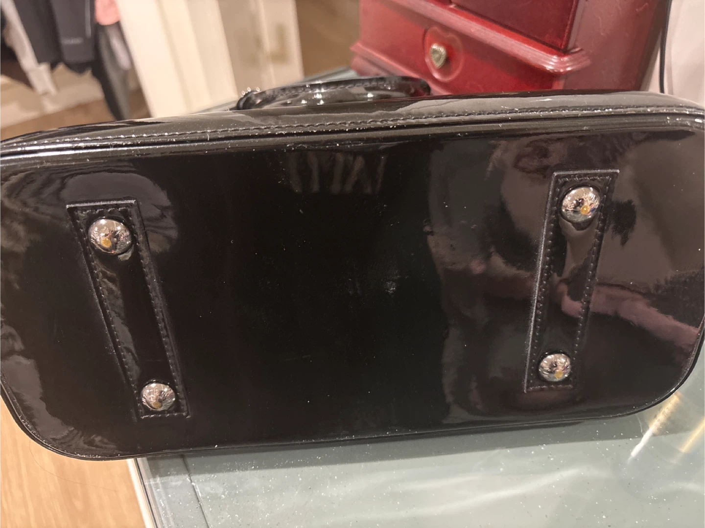 Louis Vuitton Alma Vernis Handbag - photo 4