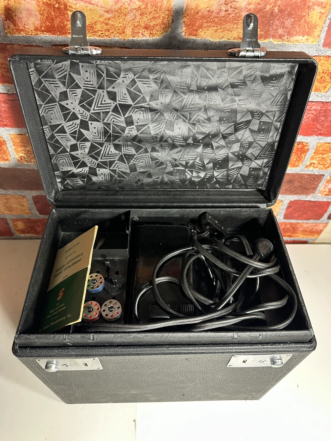 Vintage Singer 221 Featherweight Sewing Machine With Case - photo 3