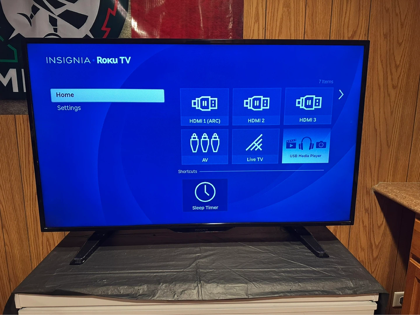 Insignia Roku TV 40 inch - photo 2