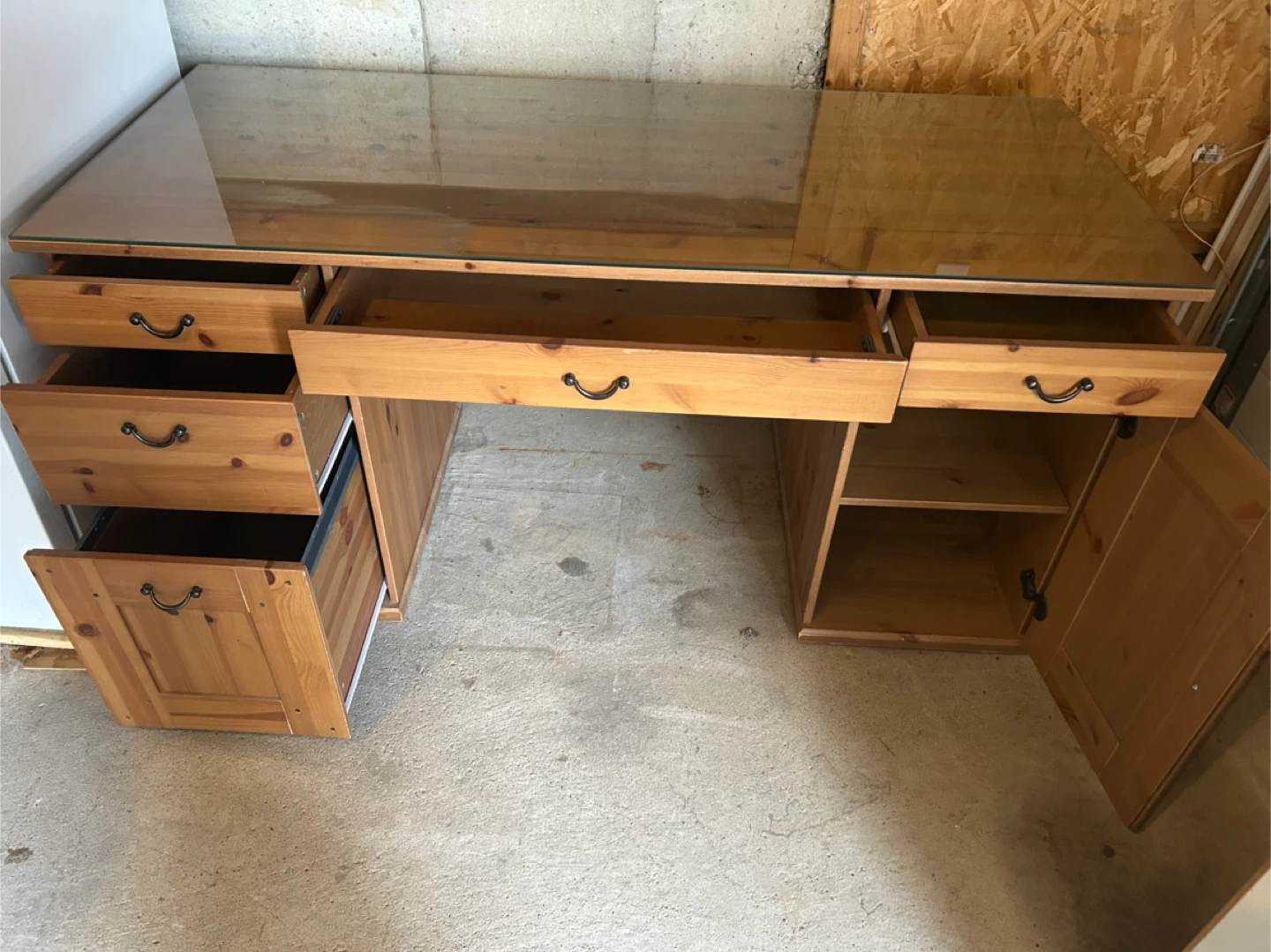 Wooden desk with glass top and cabinet 🥕 - photo 2