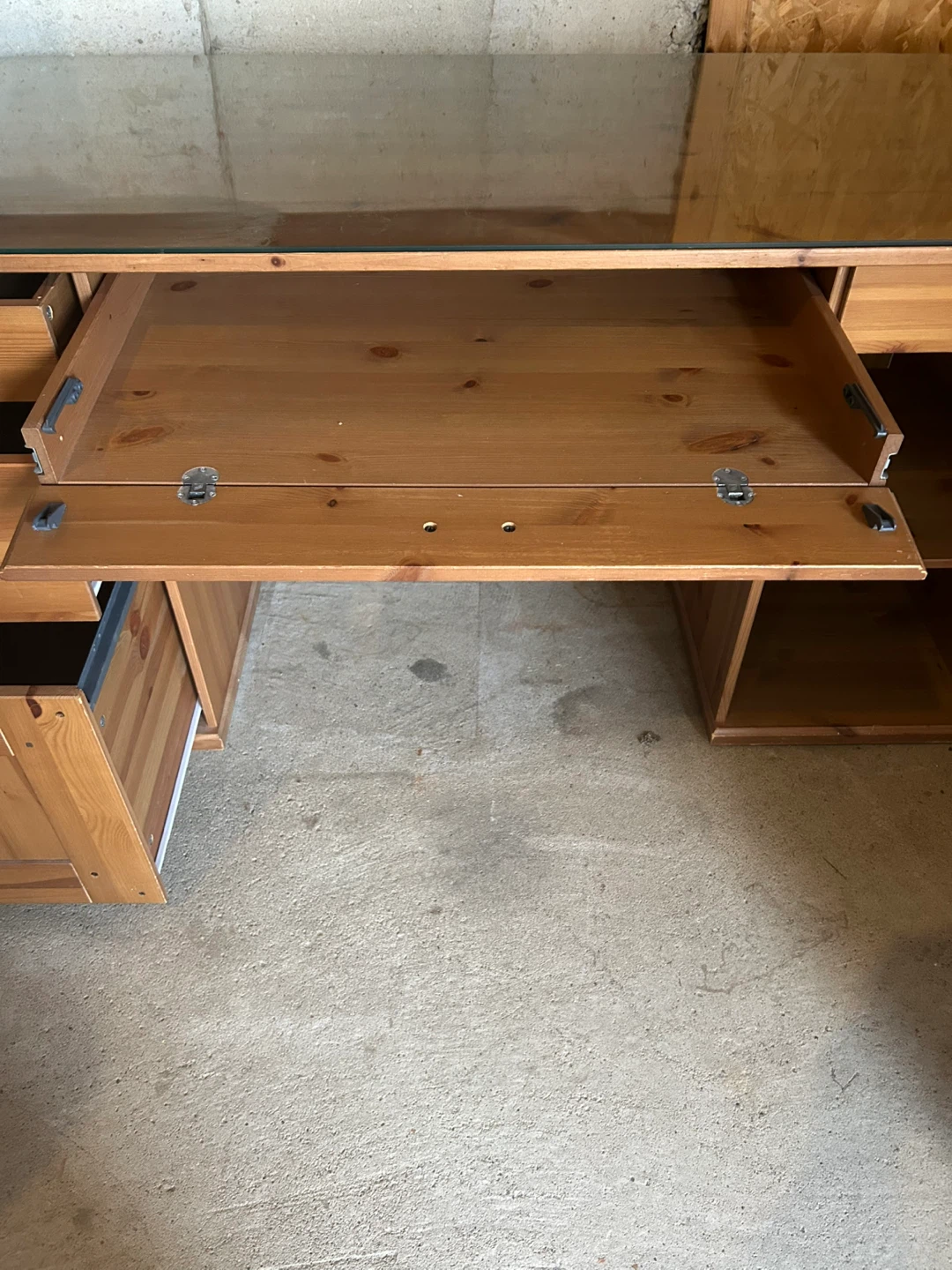 Wooden desk with glass top and cabinet 🥕 - photo 3