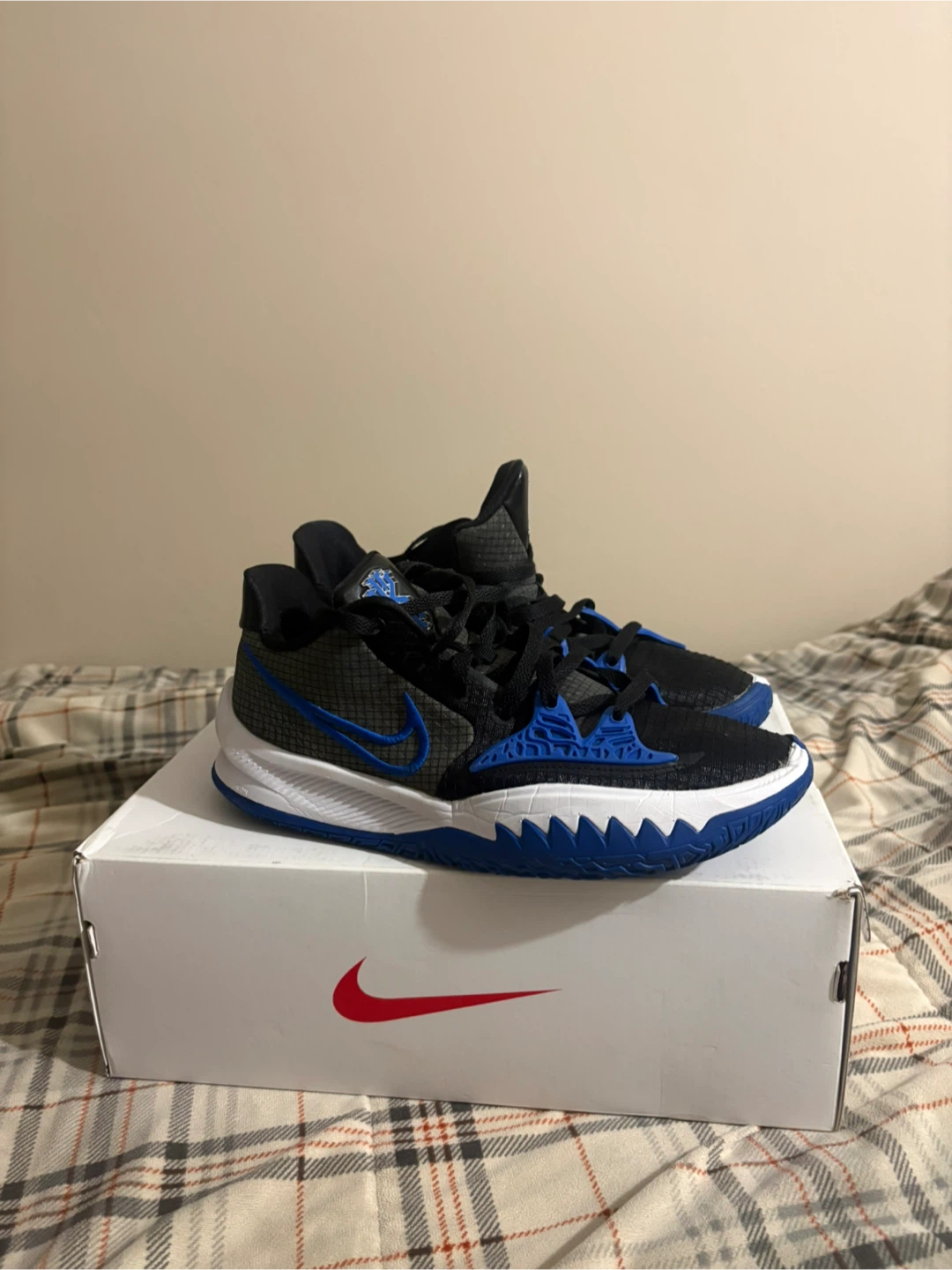 Size: 9.5 / “Kyrie Low 4 TB” / See the last pic.