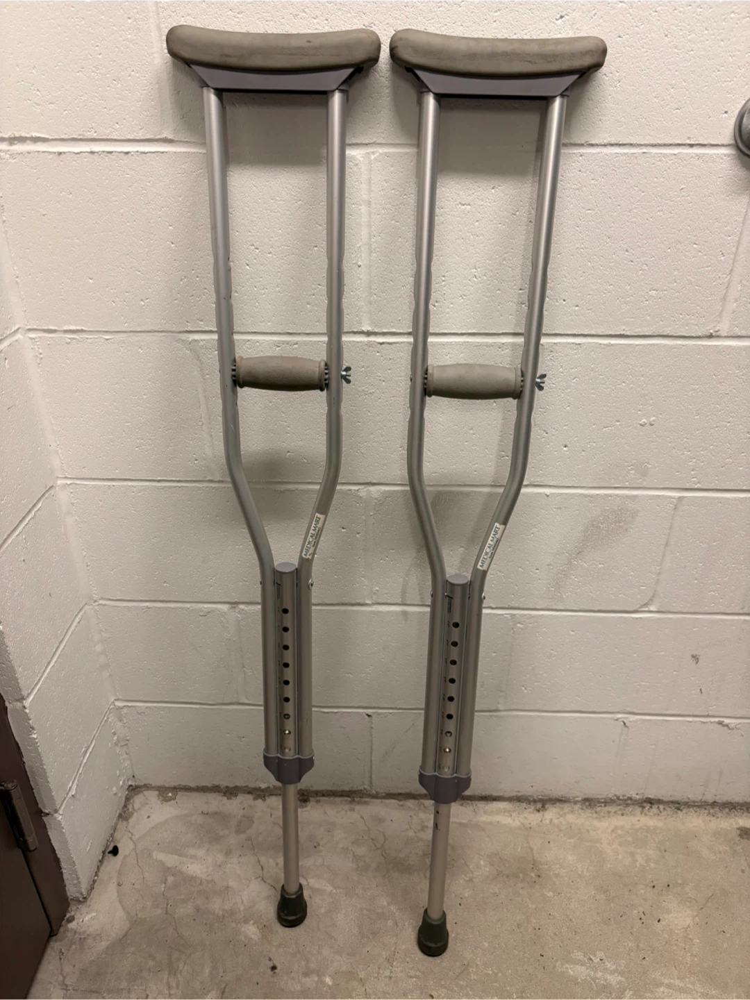 Adjustable Aluminum Crutches