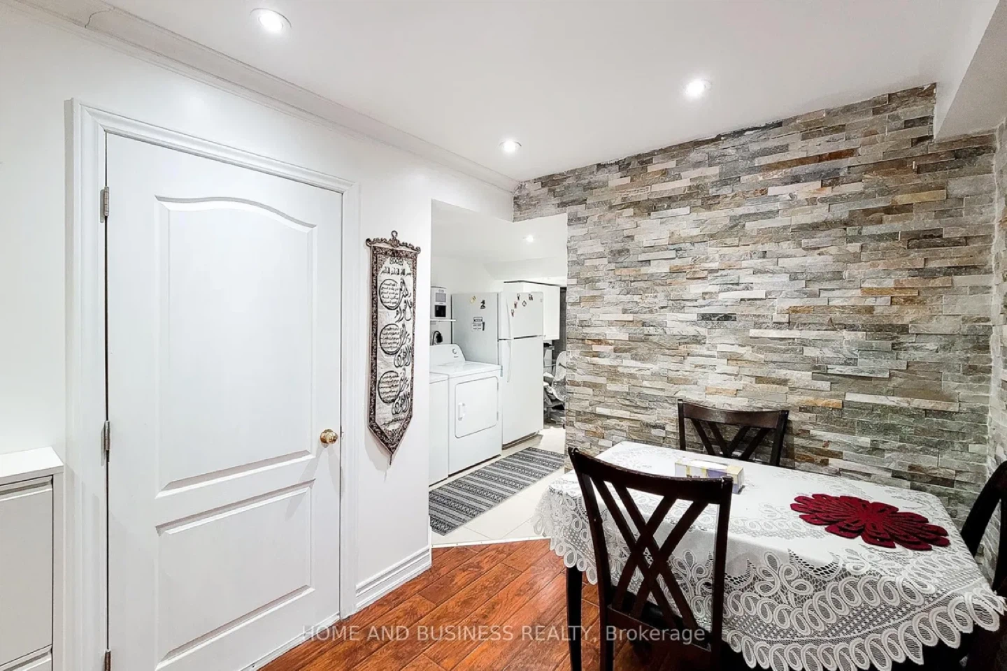 Rent Basement in Mississauga - photo 5