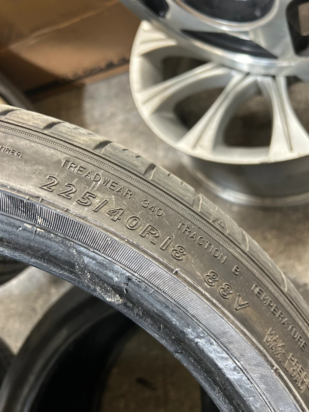 2 Dunlop Tire 225/40R18 88V - photo 4