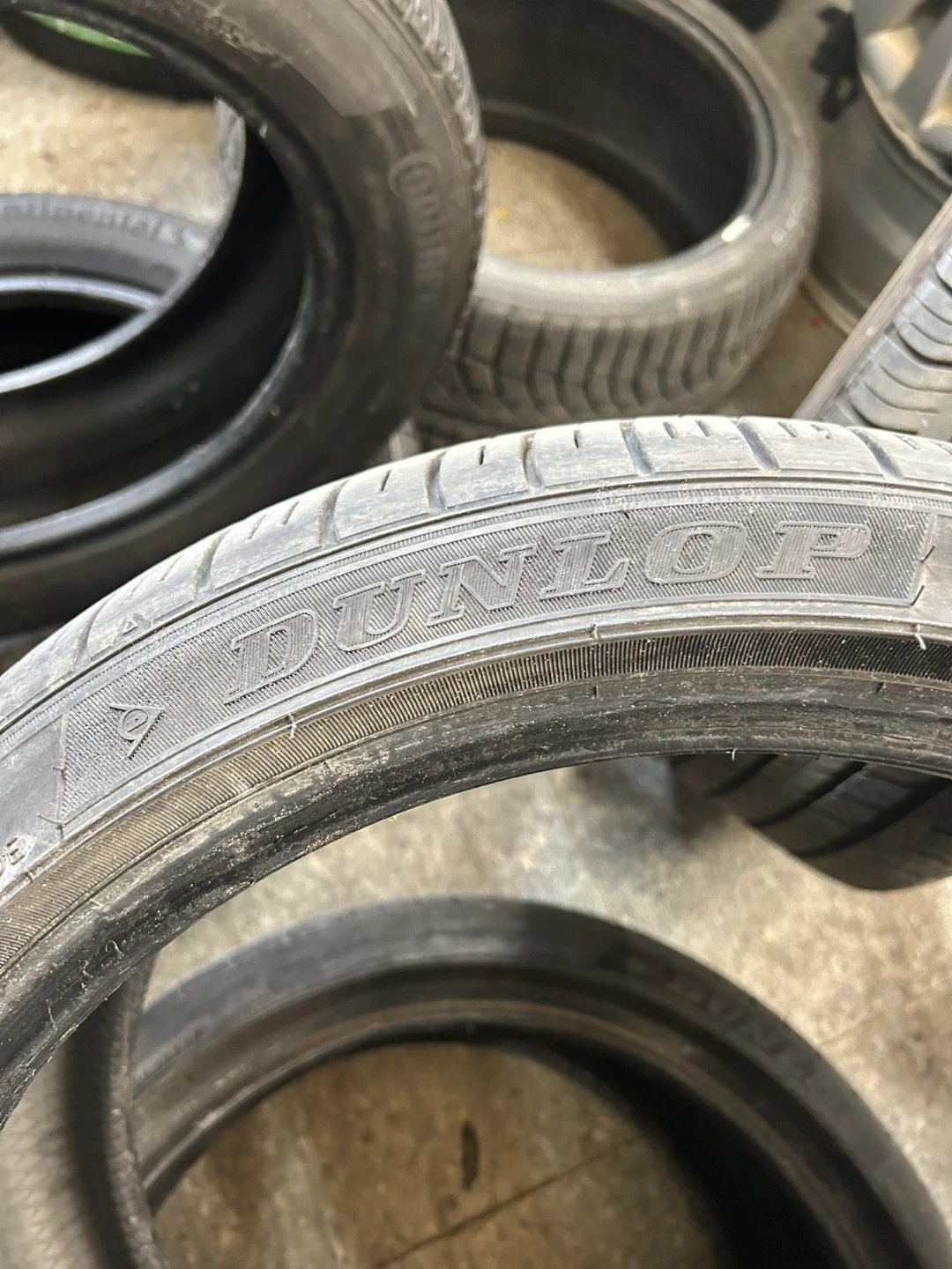 2 Dunlop Tire 225/40R18 88V - photo 3