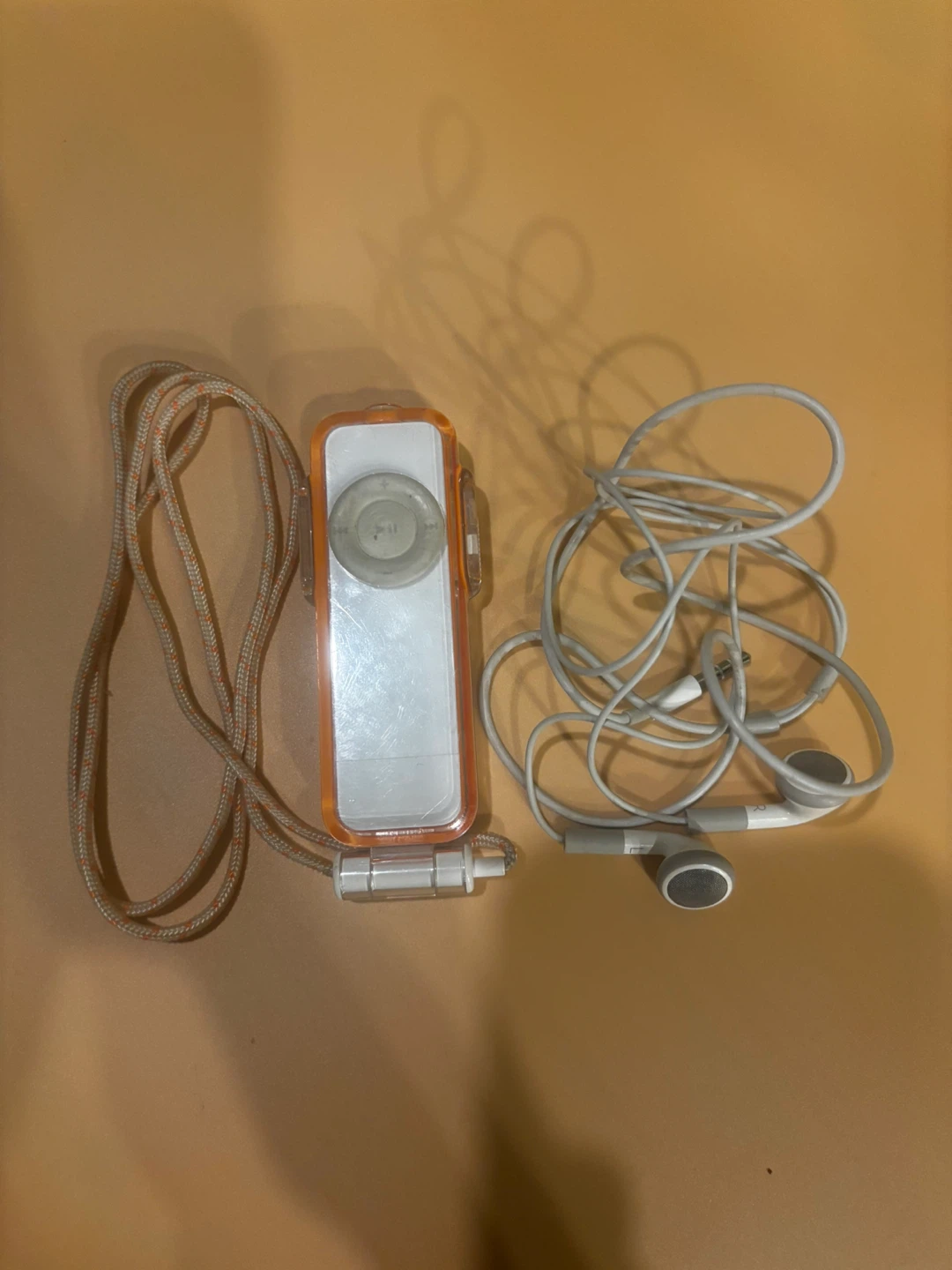 Apple iPod Shuffle 2nd Gen (Orange) with Accessories