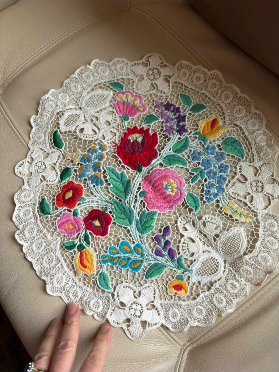 Embroidered Floral Doily Table centre piece - photo 2