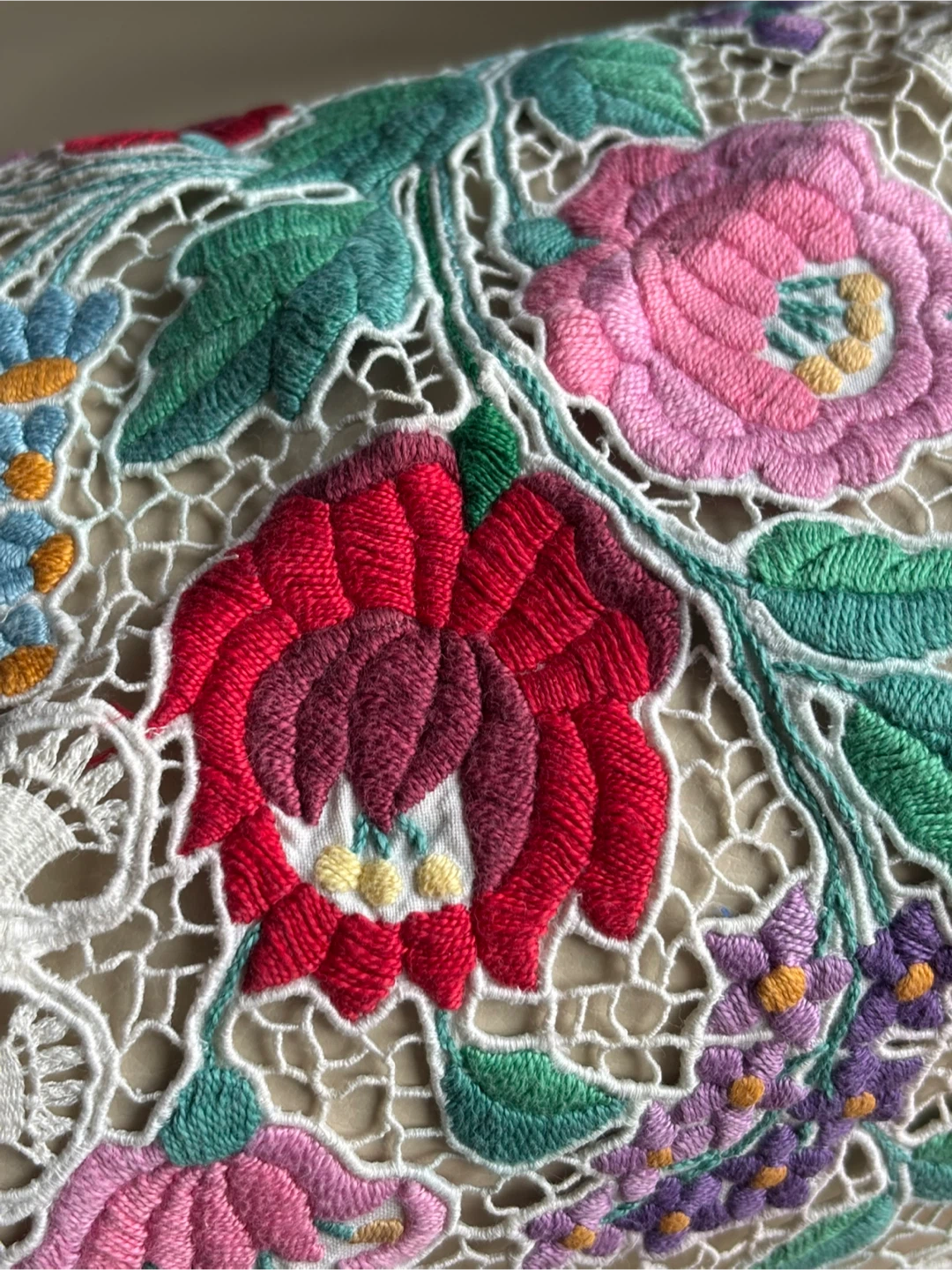 Embroidered Floral Doily Table centre piece - photo 4
