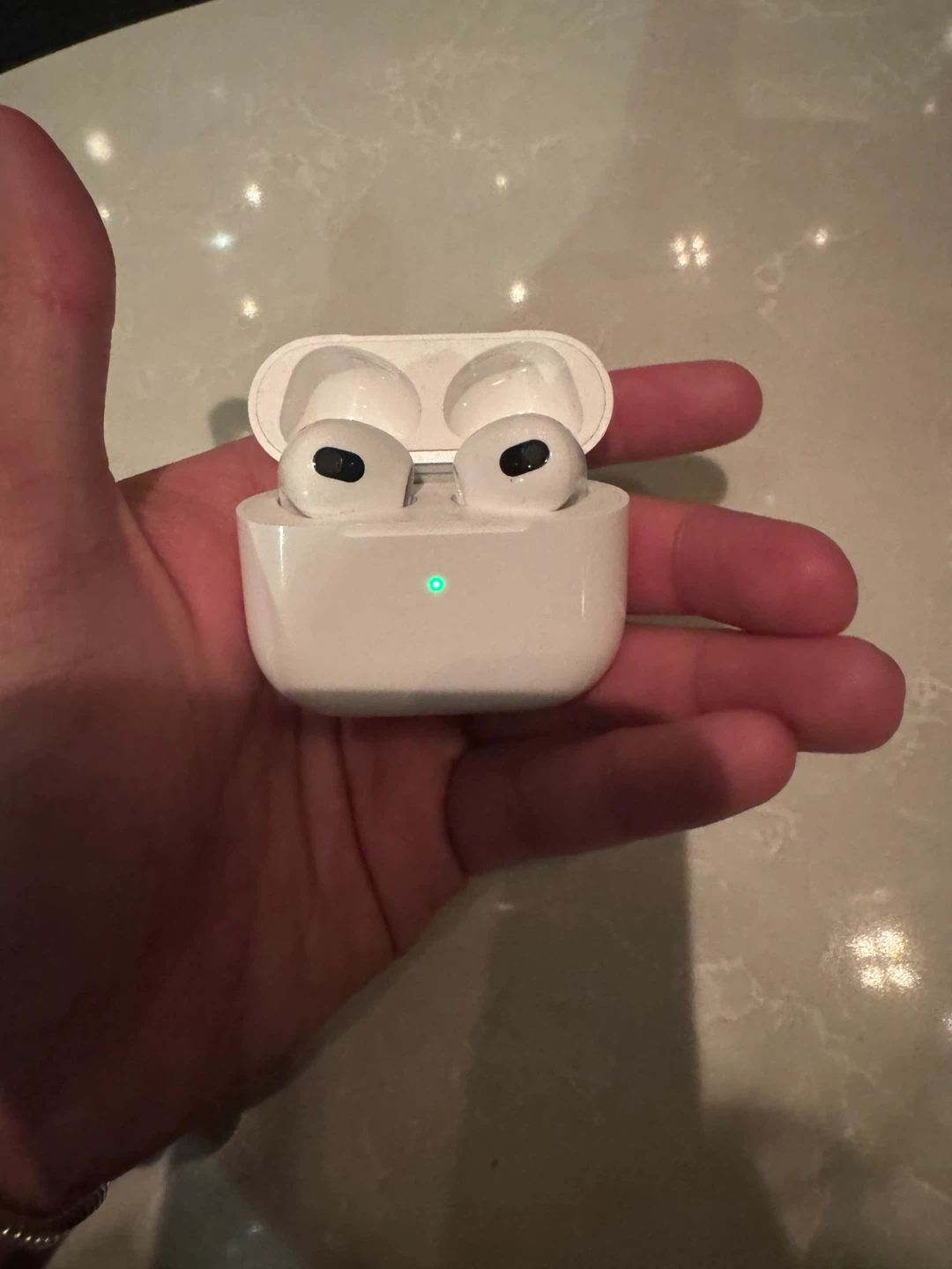 Apple AirPods Pro (2nd Generation) Charging Case - photo 3