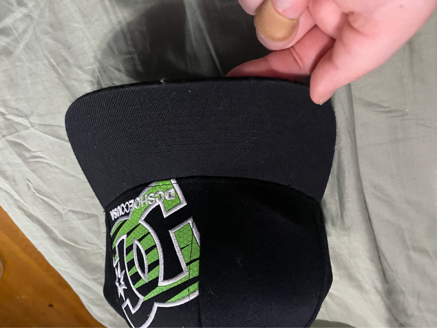 DC Shoes Flexfit Cap L-XL Black and hot topic green hat