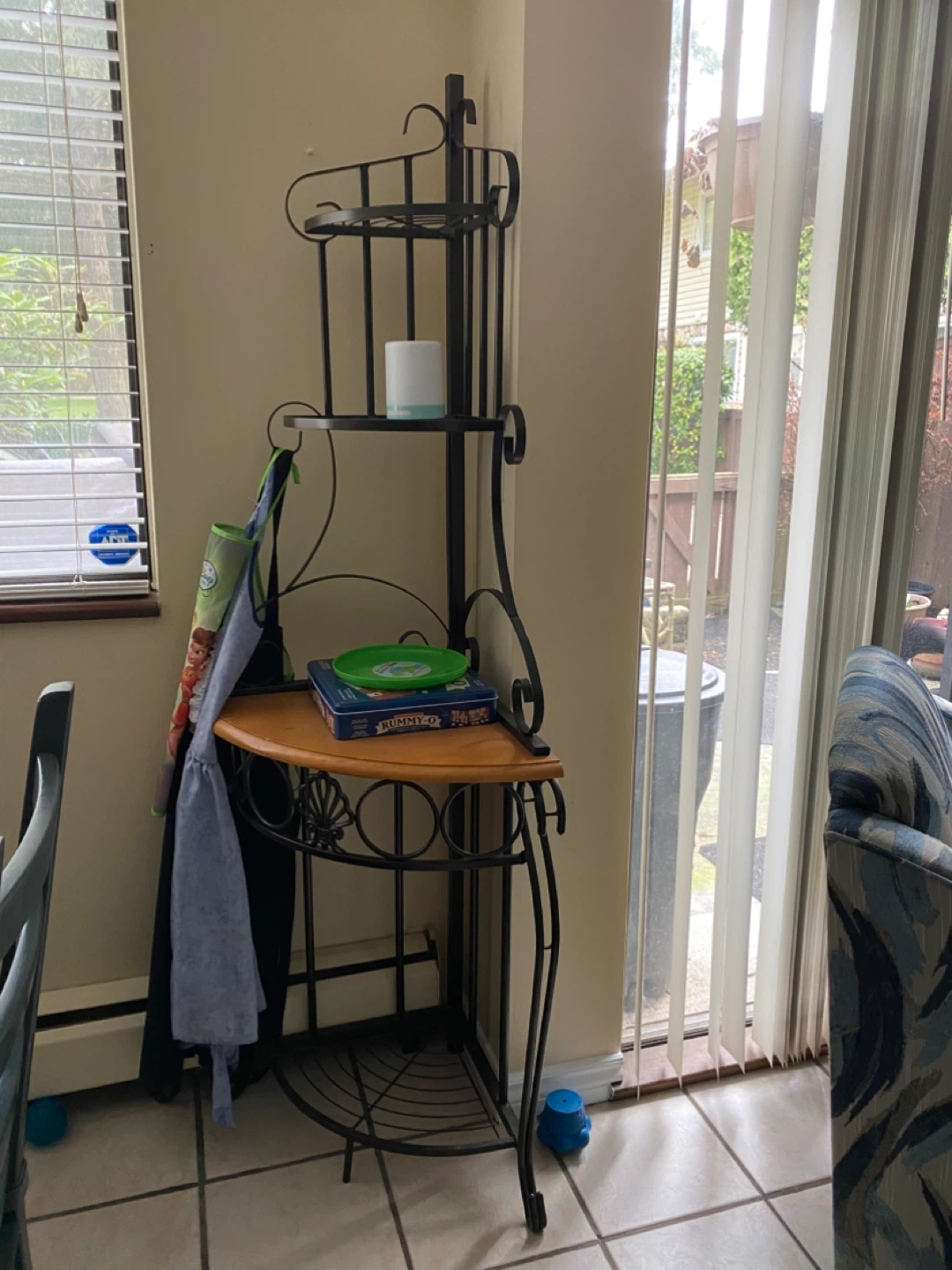 Baker’s rack / corner shelving unit