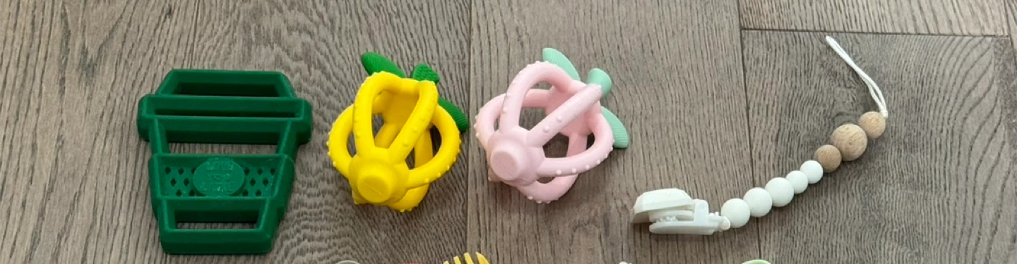 Set Itzy Ritzy, Itzy Bitzy silicone teethers and pacifier clip