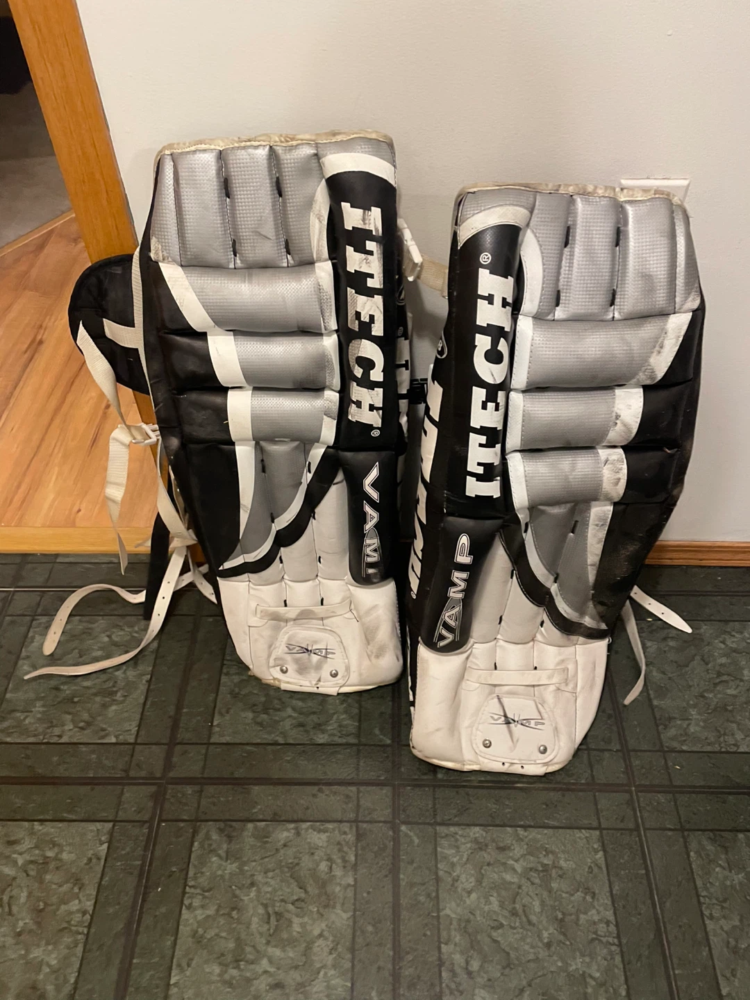 iTech VAMP Goalie Leg Pads & Sher-Wood Goalie Chest Protector - photo 2