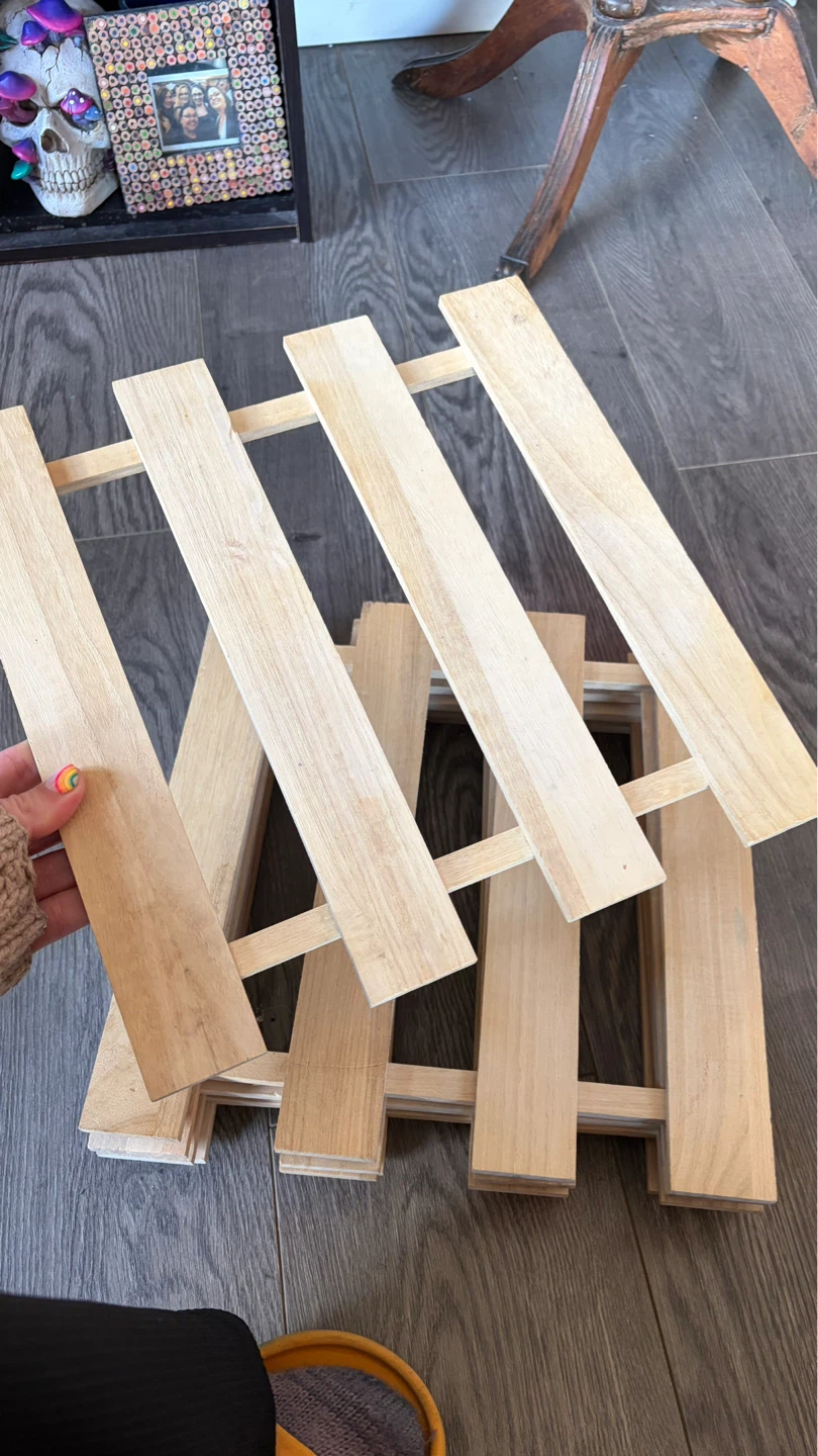 6 small wooden palettes