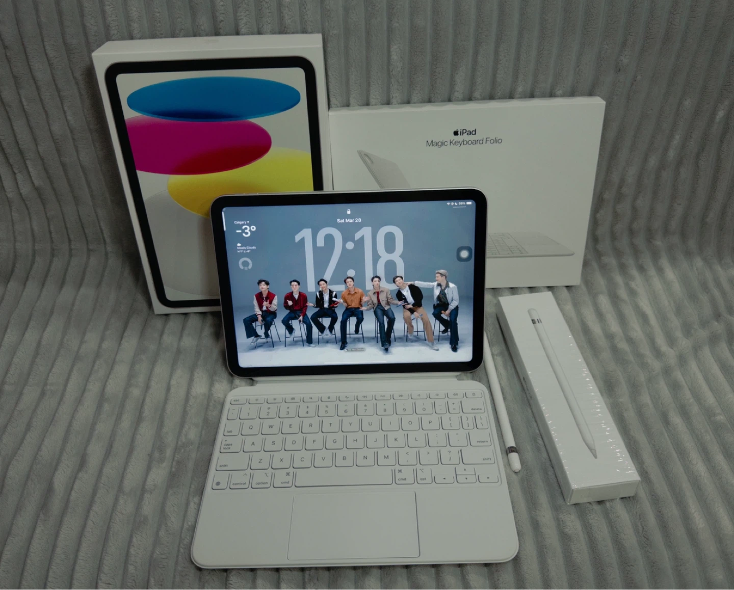📱 iPad 10th Gen 256GB Bundle – Like New! - photo 2