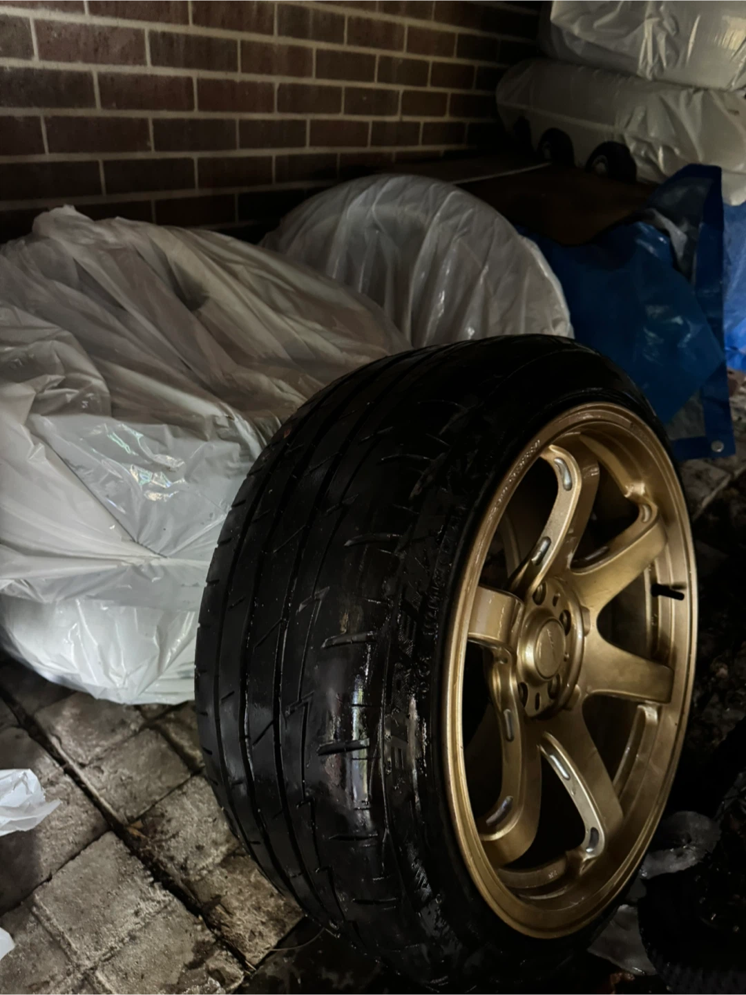 Flow Forming Gold Rims with Tires 235/40R18 - photo 4