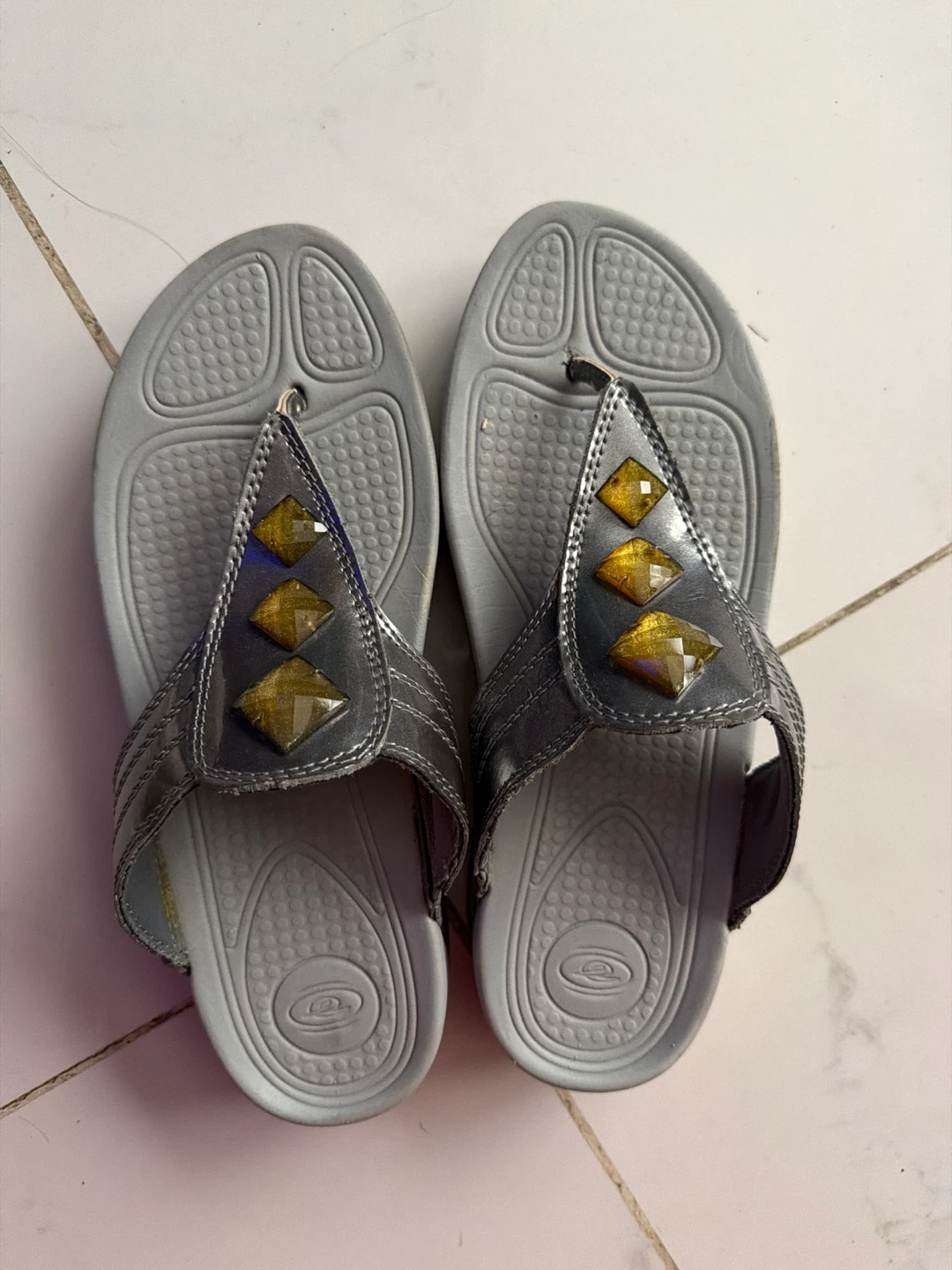FAVIANS Silver Embellished Flip Flops Sandals Women's Size 6